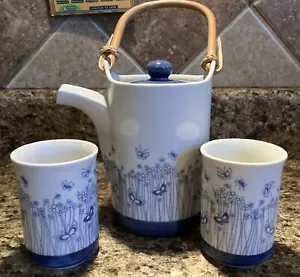 Vintage Otagiri Japan blau weiß Schmetterlinge Teekanne Teetassen Set Rattan Griff - Bild 1 von 17