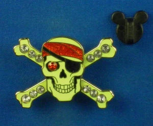 Pin Disney Calavera y Tibias Cruzadas Brillan en la Oscuridad Piratas OC #47937 - Imagen 1 de 5