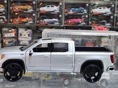 MOTORMAX 1/24 SCALE 2019 GMC SIERRA SLT 4X4 W/ CUSTOM WHEELS NEW NO BOX (SILVER) - Image 1 of 4