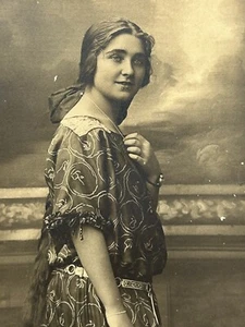 1910 RPPC Postkarte schöne Frau Kleiderschmuck Schleife Echtfoto Postkarte - Bild 1 von 4
