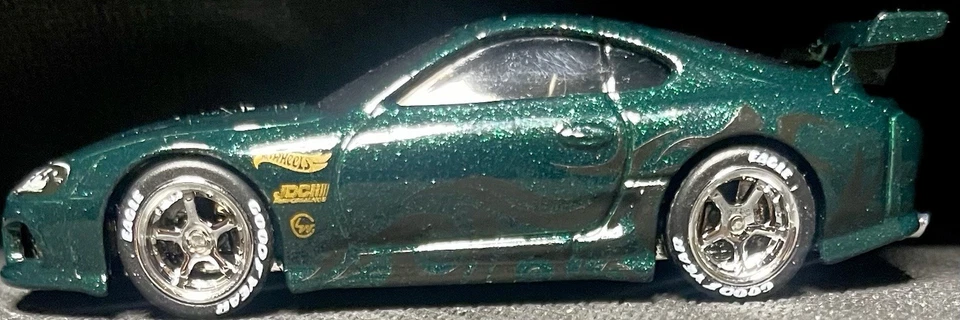 Rueda y neumático Hot Wheels verde Toyota Supra PERSONALIZADO pilotos reales  Foto 1 de 4