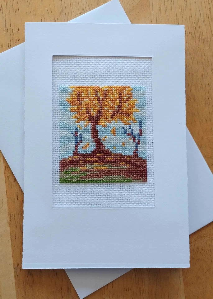 Hoja de árbol de otoño caída. Punto X acabado. Tarjeta blanca, inserto en blanco y sobre. Foto 1 de 1