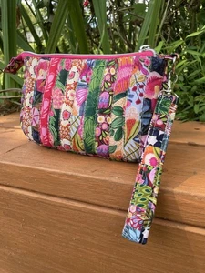 Gesteppte handgefertigte Tasche mit Reißverschluss und abnehmbarer Handschlaufe  - Bild 1 von 12