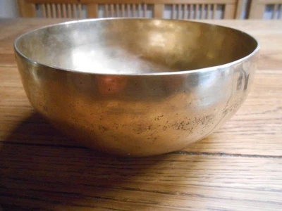 ältere  tibetische /indische Schale,  klarer erdender Klang, leicht anzureiben - Bild 1 von 4