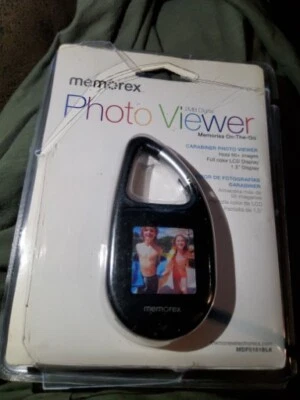 Memorex @ Carabiner Photo Viewer 2 MB Digital-Memories On-The-Go-1.5" Display  - Image 1 of 2