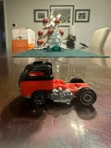2020 Hot Wheels Track Stars Haulers Custom Volkswagen Hauler Red & Black Cab - Picture 1 of 6