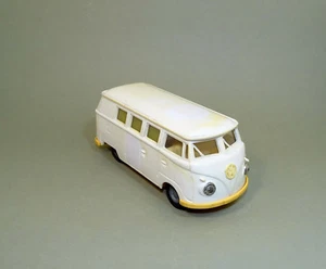 Antigua ambulancia Volkswagen VW T1 autobús furgoneta coche de juguete Hungría años 70 - Imagen 1 de 8