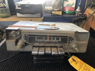 Radio pulsador PLYMOUTH VALIANT AM 1970-72 Foto 1 de 4