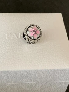 Charm Pandora Fiore di Magnolia 792085PCZ - Foto 1 di 4