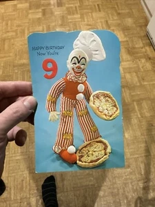Tarjeta de cumpleaños infantil vintage Paramount años 70 Creepy Clown Pizza "Now Your 9" - Imagen 1 de 7