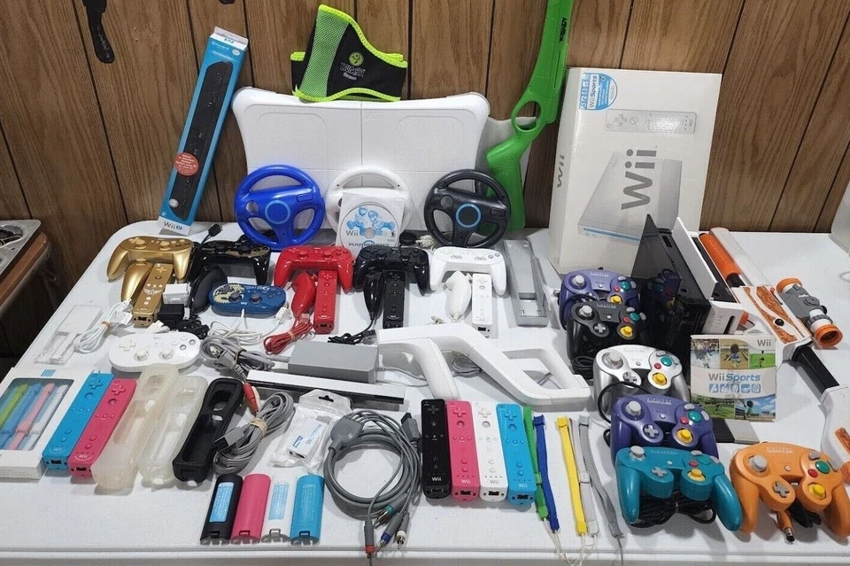 GENUINE NINTENDO WII WII U ACCESSORIES CONSOLES GAMECUBE NUNCHUCKS CONTROLLERS! - Image 1 of 1
