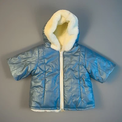 Chaqueta acolchada con capucha forrada de piel sintética para bebé Children’s Place azul 6-9 meses acogedora Foto 1 de 4