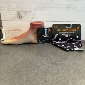 NUOVO Collare per Cani Halloween Grande con Bandana e Piede Cigolante Giocattolo - Foto 1 di 5