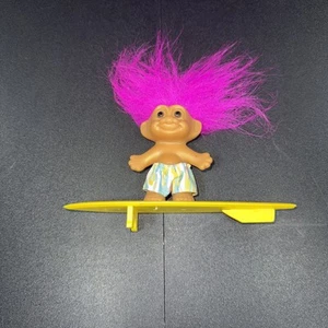 Russ Troll Puppe Surfer mit rosa Haar Shorts und gelbem Surfbrett 3 Zoll - Bild 1 von 4