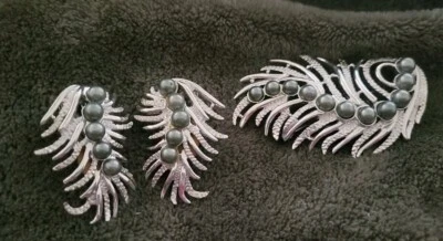 Sarah Coventry Clip On Earrings And Brooch Faux Pearl Silver Tone Cute Vintage - Image 1 of 4