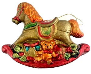 A Holiday Tradition adorno de Navidad caballo mecedor pintado a mano - Imagen 1 de 3
