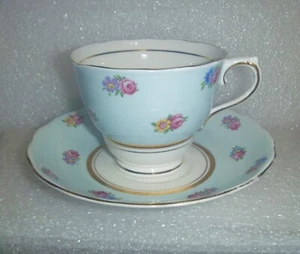 Colclough Tea Cup & Saucer Geniune Bone China w/Gold Trim Made In England - Picture 1 of 7