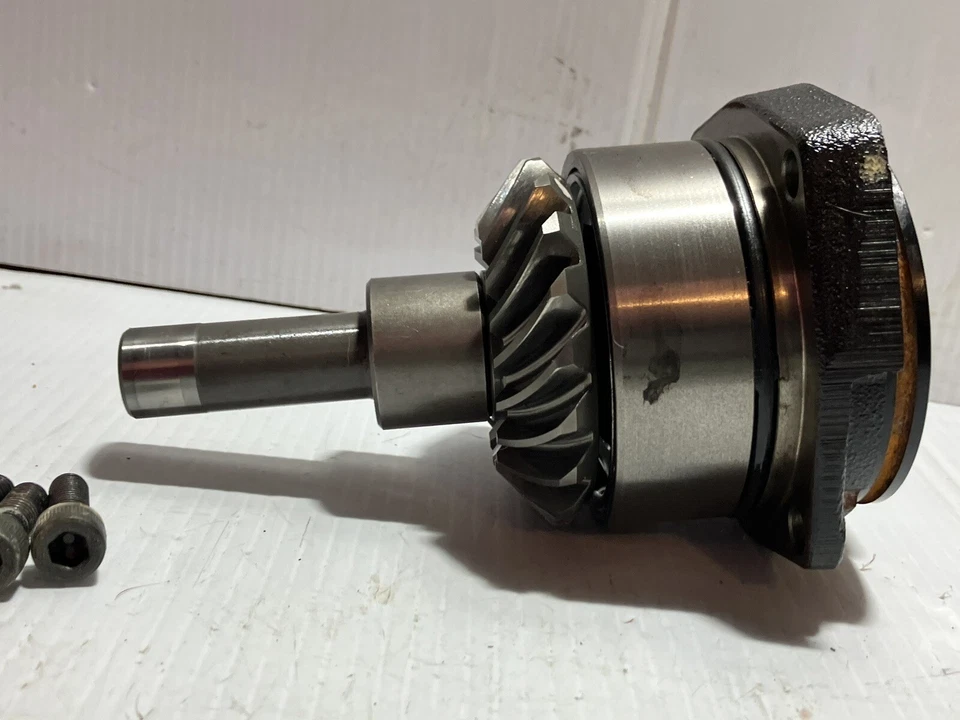 2005 Suzuki Boulevard Vl 1500 (C90)  Secondary Driveshaft Output Gear Shaft(OEM) Foto 1 de 4