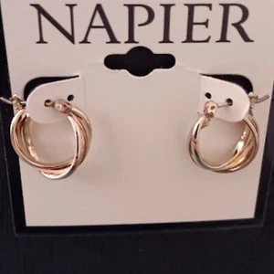 NAPIER moderne gold glänzende glatte Criss Cross 0,70" Creolen ** NEU! - Bild 1 von 4