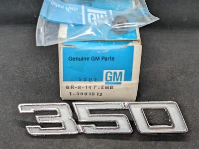 CHEVROLET CHEVELLE 1971 1972 GUARDABARROS DELANTERO DERECHO 350 EMBLEMA PLACA DE IDENTIFICACIÓN 3991012 NUEVO EN STOCK Foto 1 de 4