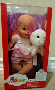 FISHER PRICE LITTLE MOMMY COCCOLE AND CARE BABY DOLL & CONIGLIO FLB46 *NUOVO* - Foto 1 di 6