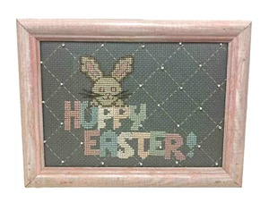 Pascua Bordado Punto de Cruz Decoración de Pared Conejo 6” x 8” HOPPY Rosa Enmarcado - Imagen 1 de 9