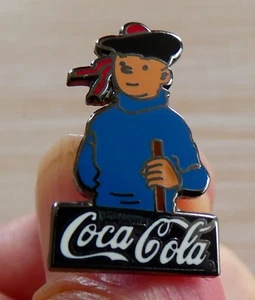 SCHÖNE PIN'S COMIC TINTIN ET MILOU DIE SCHWARZE INSEL PUB COCA COLA EGF - Bild 1 von 4