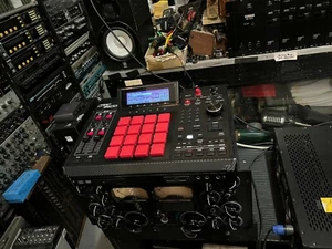 Custom AKAI MPC2500 CD/HD , MPC 2500,128 meg ,drum Red Pad Sampler //ARMENS// - Picture 1 of 11