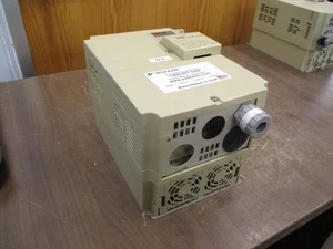 Unidad de CA Yaskawa Varispeed V7N CIMR-V7NU45P5 10 HP 3Ph con teclado usada - Imagen 1 de 8