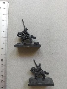 2 x VAMPIRE  CAVALRY BLACK UNDERCOATED METAL MINIATURE 15MM/ BATTLE VALOR  M98 - Imagen 1 de 1
