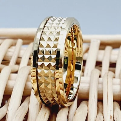 Anillo de compromiso único de tungsteno de oro amarillo con centro dentado para hombre Foto 1 de 4