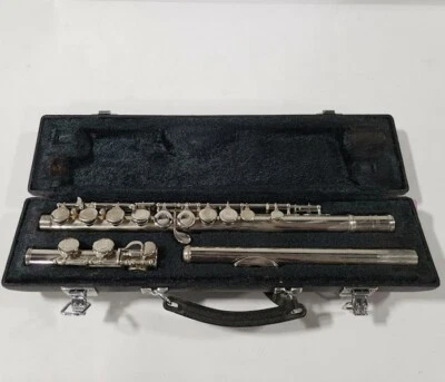 Yamaha YFL-225NII Flute with Case. Japan. Good condition. - Image 1 of 4