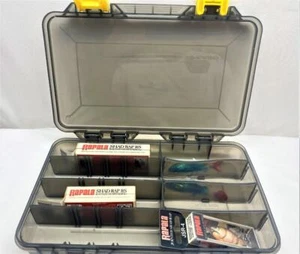Set Plano Tackle Box 3650N 3 Neu im Karton Rapala Schatten und gelenkte Angelköder - Bild 1 von 12