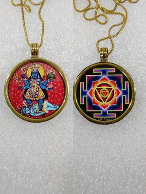 Diosa con marco de vidrio de latón amarillo hecho a mano Kalimaa con colgante reverso Yantra Foto 1 de 4