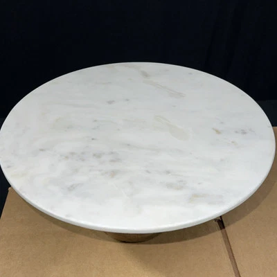 Soporte para pasteles con base de pedestal de madera de mango torneado y tapa de mármol Foto 1 de 4