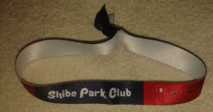 2024 MLB WORLD TOUR LONDON SERIE Phillies Shibe Park Club Armband Armband - Bild 1 von 2