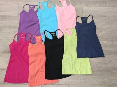 LOTE de 8 regatas femininas Old Navy sólidas racerback médias com sutiã esportivo dentro - Imagem 1 de 4