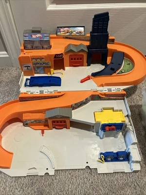 Hot Wheels Sto N Go Service Station Center Playset DMW90 2015 W/car Lot - Image 1 of 4