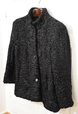 Veste astrakan vintage , 2 poches , fourrures Hervé Digonnaux à Chalon-sur-Saône - Photo 1/4