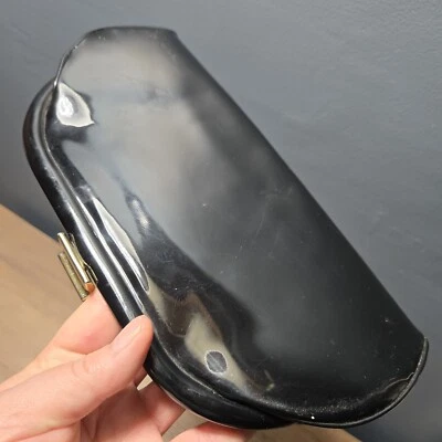 Bolso de mano de charol negro vintage años 80 estuche rígido almeja bolso sin asas plisado de alto brillo Foto 1 de 4