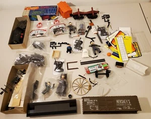Lot - Misc. Scale -Train Parts, Cars, People, Parts, Props, ETC - READ - Imagen 1 de 12