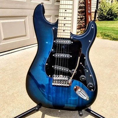 🎄NEW IN BOX!🎄S Style Electric Guitar +Soft Case +Whammy +Strap +Pick - Image 1 of 4