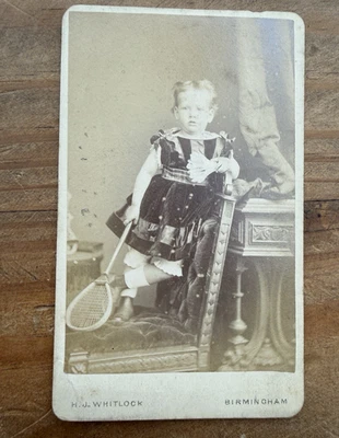 ANTIQUE VICTORIAN CDV PHOTOGRAPH – YOUNG GIRL WITH BADMINTON RACKET SPORTS PHOTO - Image 1 of 4