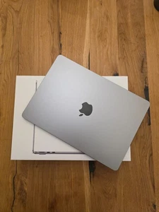 Apple MacBook Air 13 (2024) M3 – 16 GB RAM / 256 GB SSD – Space Grau – - Bild 1 von 3