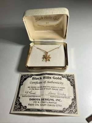 Подвеска с цветочным узором Dakota Designs Black Hills Gold 14K на цепочке 14K GF 18 дюймов - Изображение 1 из 4