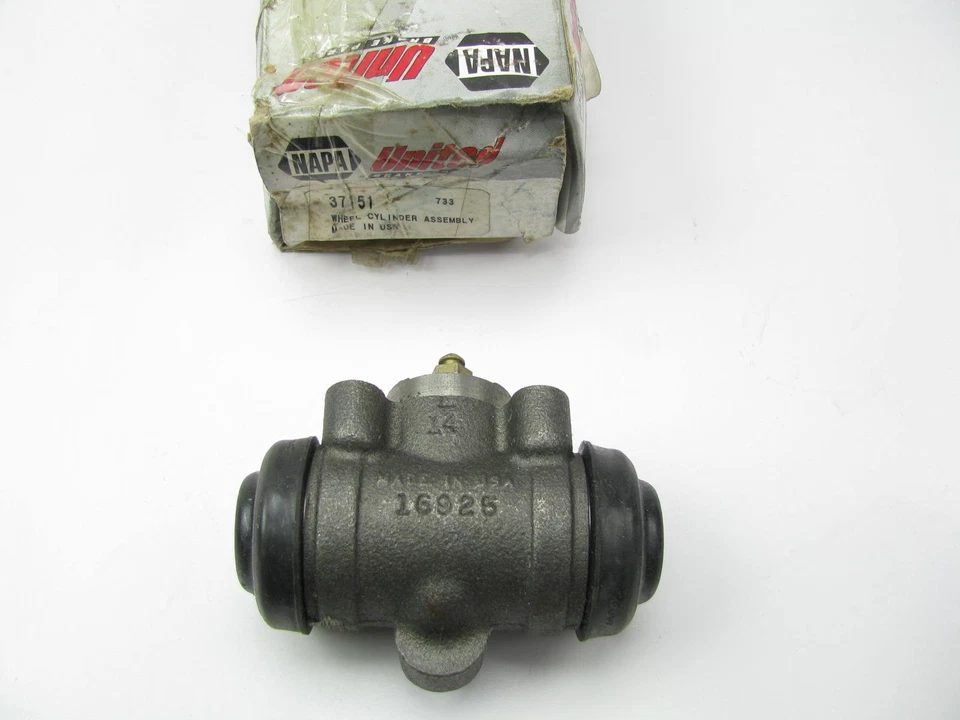 Cilindro de rueda de freno de tambor inferior delantero Napa 37151 para Ford P-500 1975-1977 Foto 1 de 3