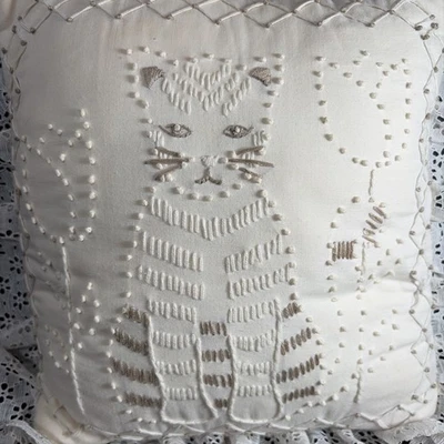 Travesseiro de arremesso vintage gato Candlewick bordado à mão borda de renda 12” gatinho - Imagem 1 de 4