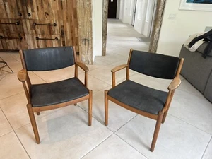 Pair of Danish leather & patinated oak armchairs by Poul Volther FDB Mobler 1960 - Picture 1 of 9