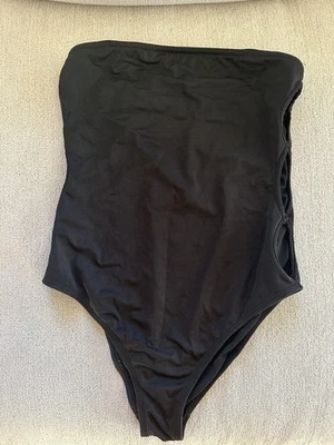 Traje de baño Out From Under negro sin tirantes recortado de una pieza talla pequeña Foto 1 de 4