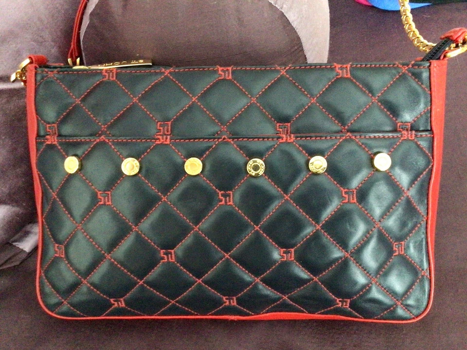 Bolso de mano de diseñador de cuero acolchado ST JOHN KNITS azul marino y rojo con detalles en tono dorado Foto 1 de 4